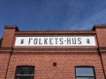 Skylt på fasad